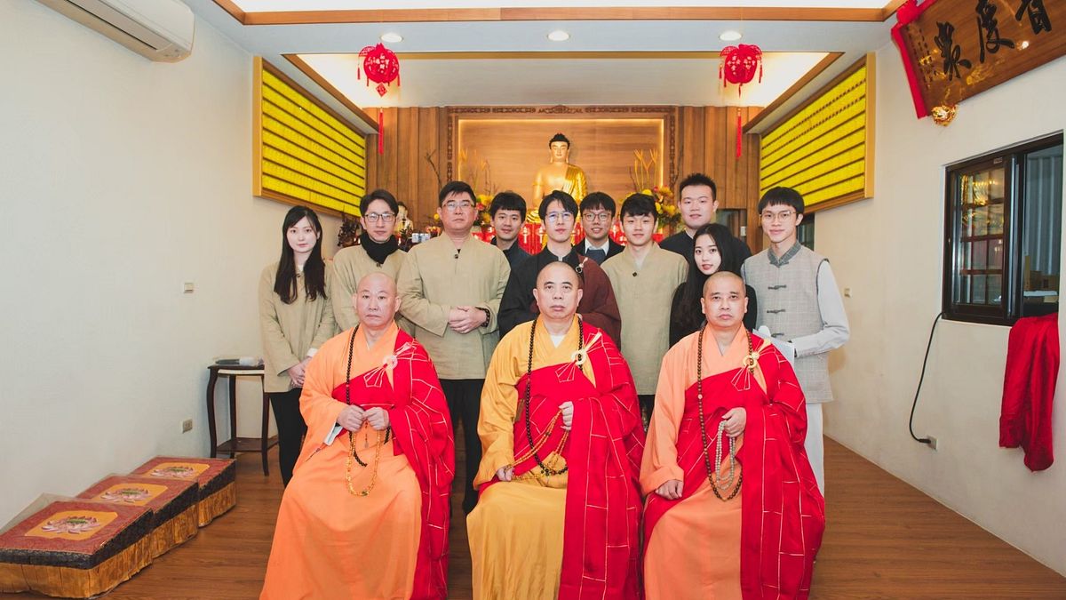 三師和尚-道明法師(第一排左起)、如融導師、悟慈方丈、郭彥麟苑長與學苑執事、梵樂常駐團員合影。(圖/祇園學苑提供) 三師和尚-道明法師(第一排左起)、如融導師、悟慈方丈、郭彥麟苑長與學苑執事、梵樂常駐團員合影。(圖/祇園學苑提供)