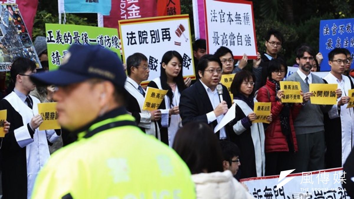 今(30)日許多提出自訴的當事人偕同義務律師團及民間司法改革基金會前往最高法院提出抗告,要求最高法院撤銷「不受理」裁定。(林韶安攝) 今(30)日許多提出自訴的當事人偕同義務律師團及民間司法改革基金會前往最高法院提出抗告,要求最高法院撤銷「不受理」裁定。(林韶安攝)