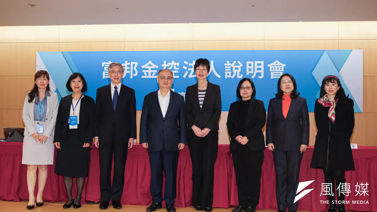 台北富邦銀行副總林貞妮(左起)、富邦金控協理王家慧、富邦金控首席經濟學家羅瑋、富邦金控總經理韓蔚延、富邦人壽執行副總董采苓、富邦人壽資深副總許芸菁、富邦人壽資深副總王瑋、富邦人壽資深協理鮑華玲,17日出席法說會。(劉偉宏攝)