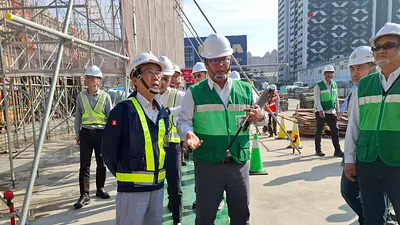 林欽榮副市長率領都發局團隊視察位於亞灣區啟聖街、修成南街所圍街廓範圍內的社宅新建工程進度。(圖/高市都發局提供)