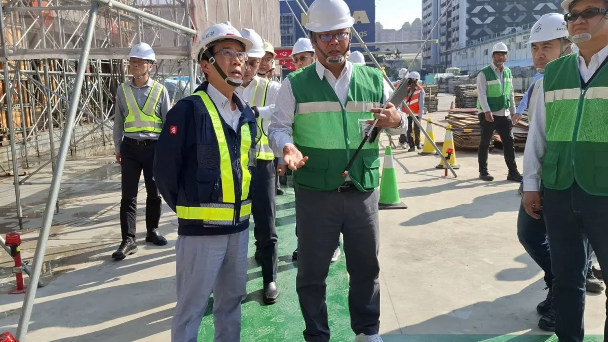 林欽榮副市長率領都發局團隊視察位於亞灣區啟聖街、修成南街所圍街廓範圍內的社宅新建工程進度。(圖/高市都發局提供)