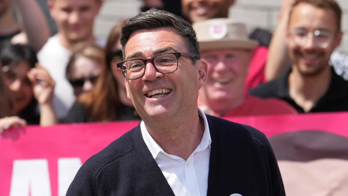 2026年6月18日,在英國梅克菲爾德舉行的補選期間,英國工黨候選人安迪·柏南發表演說。(美聯社)