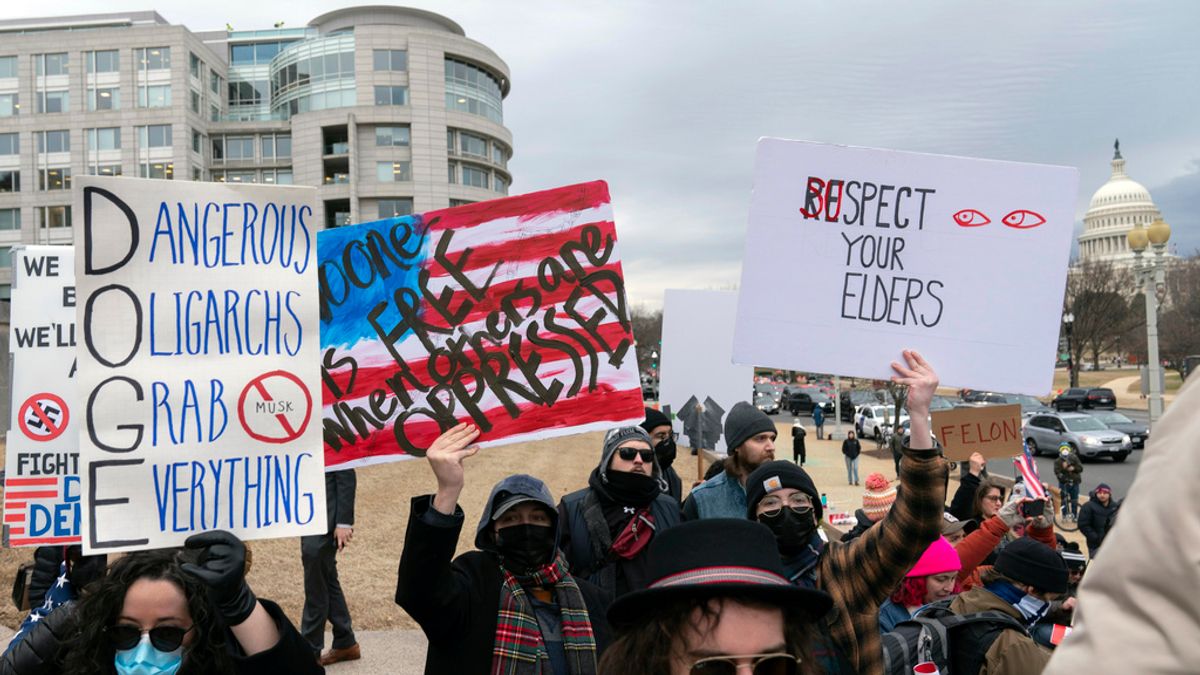 馬斯克大刀闊斧縮減聯邦政府。圖為示威群眾在華府勞工部外抗議馬斯克(Elon Musk)。(AP) 馬斯克大刀闊斧縮減聯邦政府。圖為示威群眾在華府勞工部外抗議馬斯克(Elon Musk)。(AP)