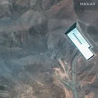 このマクサー・テクノロジーズが提供した衛星画像は、2025年6月22日に米国がイランのフォルド核施設を空爆した後、その施設の尾根にできたクレーターと火山灰の近接図を示している。(AP通信、マクサー・テクノロジーズ経由) このマクサー・テクノロジーズが提供した衛星画像は、2025年6月22日に米国がイランのフォルド核施設を空爆した後、その施設の尾根にできたクレーターと火山灰の近接図を示している。(AP通信、マクサー・テクノロジーズ経由)