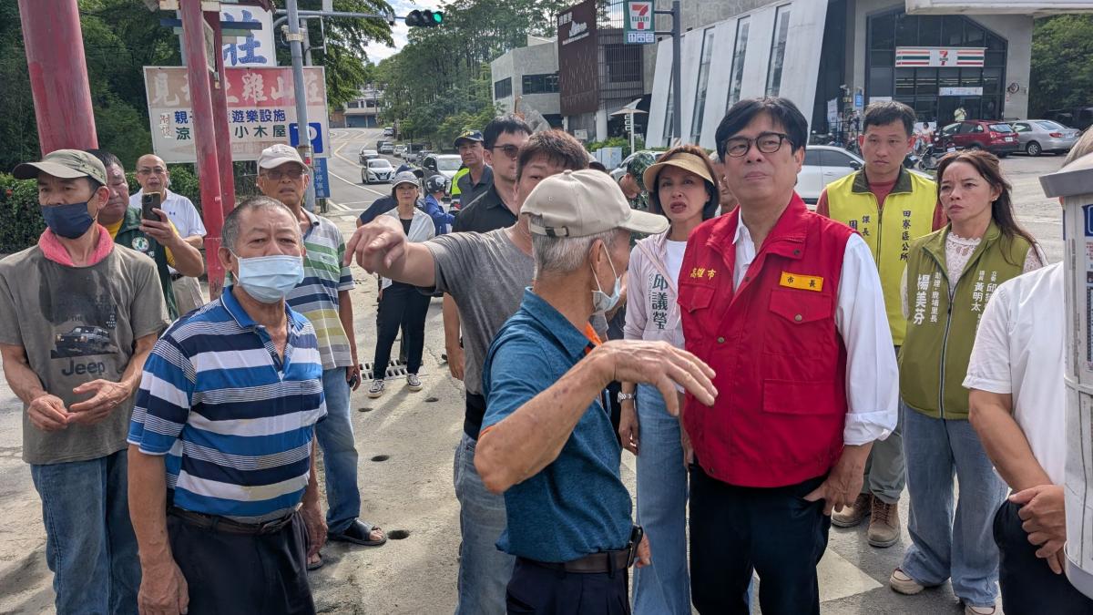 視察田寮、鳥松及大寮積淹水點!陳其邁指示水利局攜手中央加速渠道清疏與低窪跨區治理