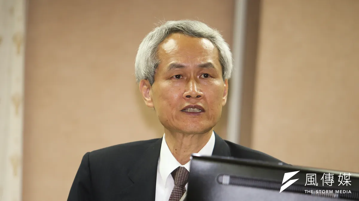 2018年起退撫金發放將從每半年改為每月發放,因此查驗頻率將大幅提高,對此銓敘部表示,將刪除現行相關規定,未來退休公務員出國將不必主動告知。圖為銓敘部長周弘憲。(資料照,陳明仁攝) 2018年起退撫金發放將從每半年改為每月發放,因此查驗頻率將大幅提高,對此銓敘部表示,將刪除現行相關規定,未來退休公務員出國將不必主動告知。圖為銓敘部長周弘憲。(資料照,陳明仁攝)