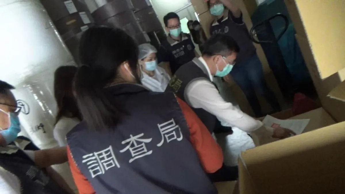 調查局南部機動工作站發現,台南市永康區一間已被政府徵用的口罩生產公司,私下生產大量無醫療器材許可證的口罩並公然販售。(取自調查局官網)