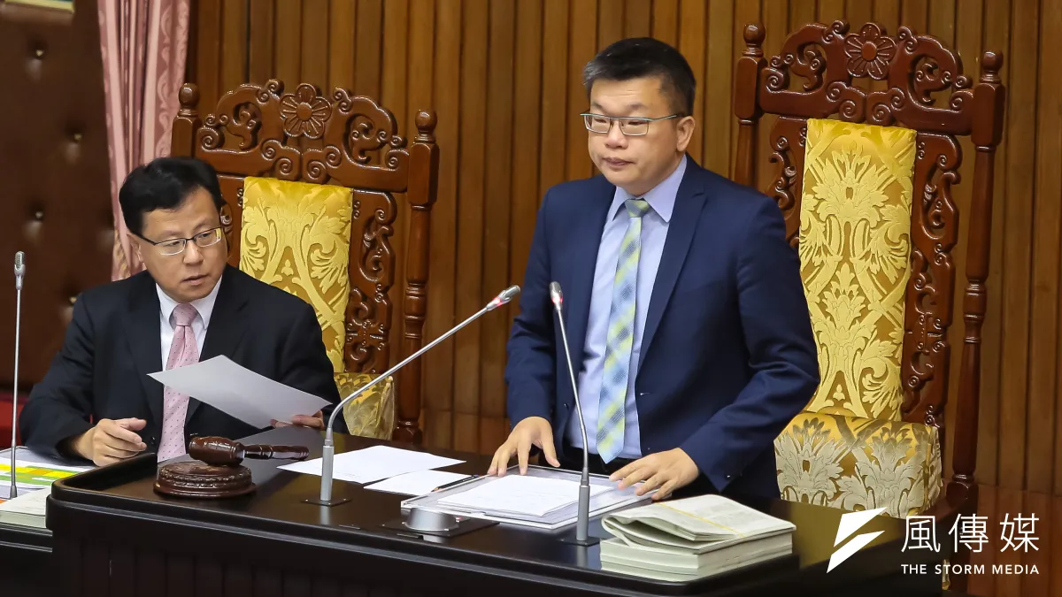 立法院審查《公立學校教職員退休撫卹條例》,針對教職員退休金起支年齡,達成重大妥協,在民進黨版60歲與教師團體的55歲之間,選擇了折衷的58歲。圖為副院長蔡其昌主持臨時會。(顏麟宇攝)