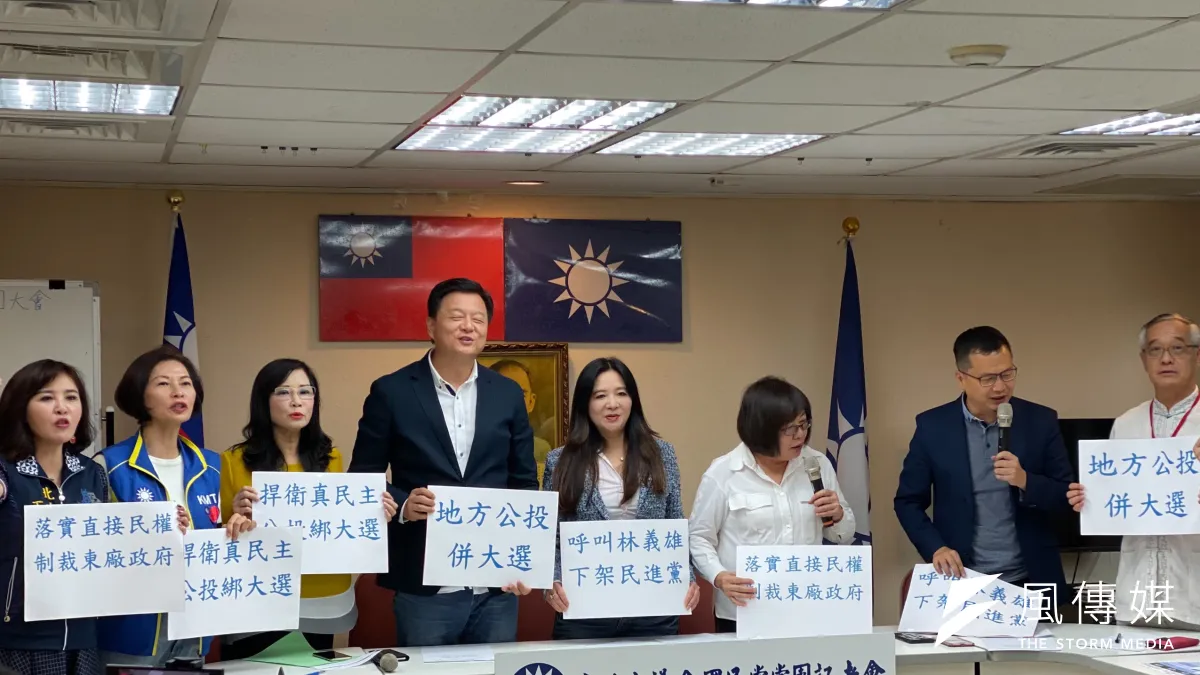 台北市議會國民黨團7日上午召開記者會,表示將提出《台北市公民投票自治條例》修正草案。(方炳超攝)