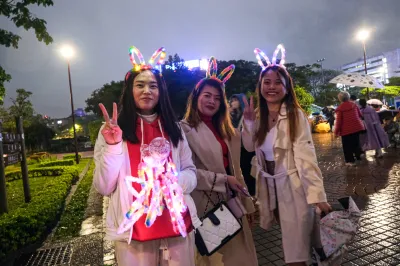 20251231-台北市2026跨年晚會31日於市民廣場舉行,圖為晚會現場精心裝扮的民眾。(劉偉宏攝)