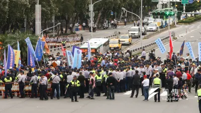 「『剛性權力』簡言之就是以法律規章來限制、禁制、強迫人民達成執政者所要的結果?也就是『棒子』伺候!完全以國家合法暴力-----法律、警察甚至軍隊為後盾!」圖為八百壯士抗議「林萬億背信無恥,要求親自出面說明」。(陳明仁攝)