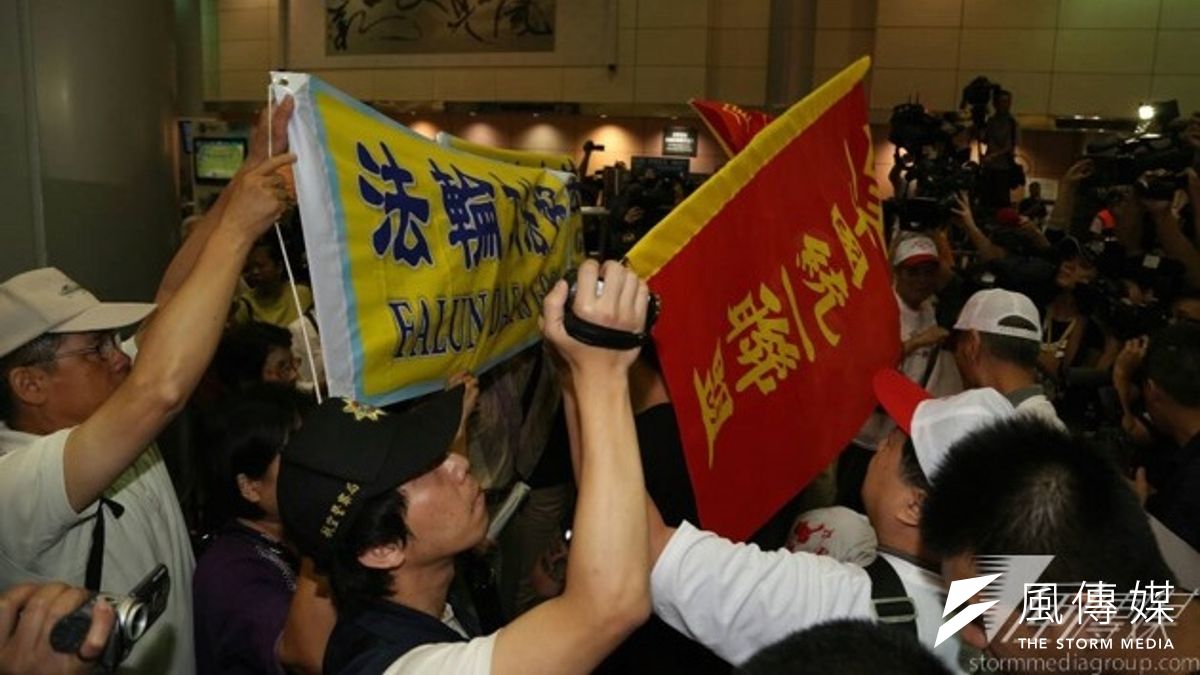 中國國台辦主任張志軍25日訪台,包含法輪功團體與獨派人士前往抗議,但中國官媒並無報導,對抗議、衝突隻字未提。(余志偉攝) 中國國台辦主任張志軍25日訪台,包含法輪功團體與獨派人士前往抗議,但中國官媒並無報導,對抗議、衝突隻字未提。(余志偉攝)