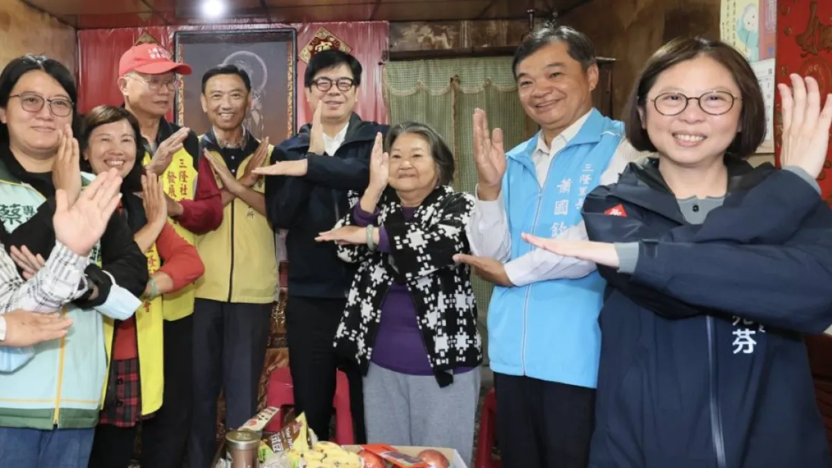 陳其邁市長、蔡宛芬局長和長輩歡樂擺出超人力霸王。(圖/高市社會局提供)