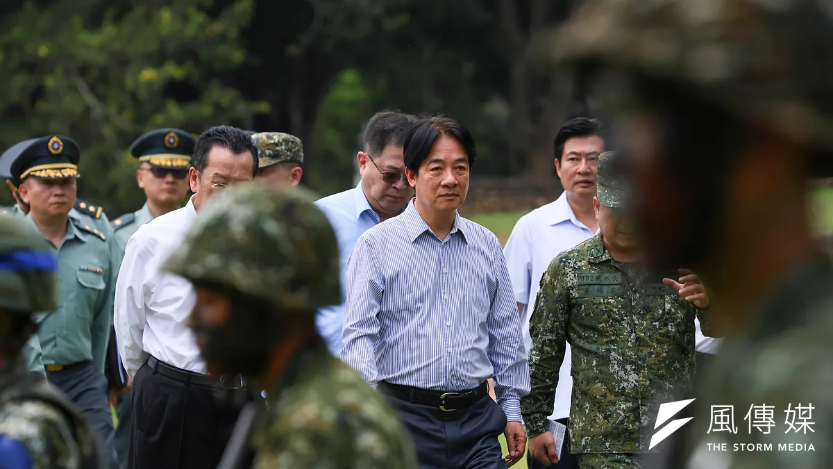 學校發給高中生「青年服勤同意書」,外界質疑是否因兩岸關係緊張,疑似要動員學生參戰。圖為總統賴清德6月28日前往台中成功嶺視導「新兵入伍訓練」。(資料照,顏麟宇攝)