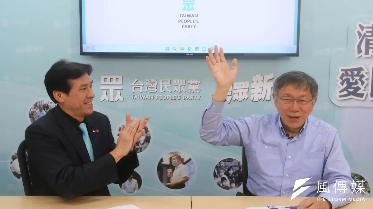 民眾黨主席柯文哲(右)在《風傳媒》網路節目《下班瀚你聊》中回顧,從他2014年參選台北市長,到2020年民眾黨創黨5個月就拿下5席立委,「台灣是個充滿奇蹟的島嶼」。(柯承惠攝)(柯承惠攝)