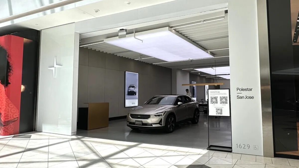 中國吉利旗下瑞典電動車品牌Polestar將停止在美國市場銷售新車。圖為聖荷西商場內的Polestar展示空間。(中央社)