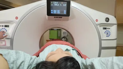 國健署近年補助高風險族群免費接受LDCT檢查,卻意外導致南北各大醫學中心LDCT檢查大塞車。(資料照,取自YouTube影片)