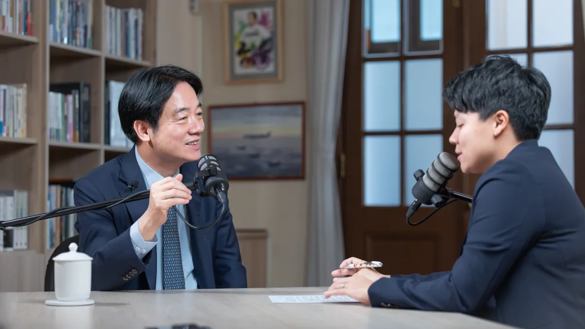 總統賴清德(左)於5月20日就職一周年前夕接受網路節目《敏迪選讀》專訪時表示,罷免是憲法賦給人民的權利。(總統府提供)