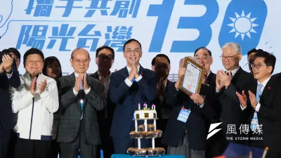 國民黨全代會展現了朱立倫(中)爭取連任黨主席的主場優勢。(資料照,劉偉宏攝)