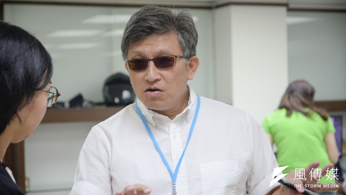 曾任職台北市長柯文哲競選團隊成員黃建興(見圖)、王儷潔等人所經營的「微電集團」,其因籌資所推出的綠能「證券化商品」,其適法性卻引發爭議。(資料照,甘岱民攝) 曾任職台北市長柯文哲競選團隊成員黃建興(見圖)、王儷潔等人所經營的「微電集團」,其因籌資所推出的綠能「證券化商品」,其適法性卻引發爭議。(資料照,甘岱民攝)