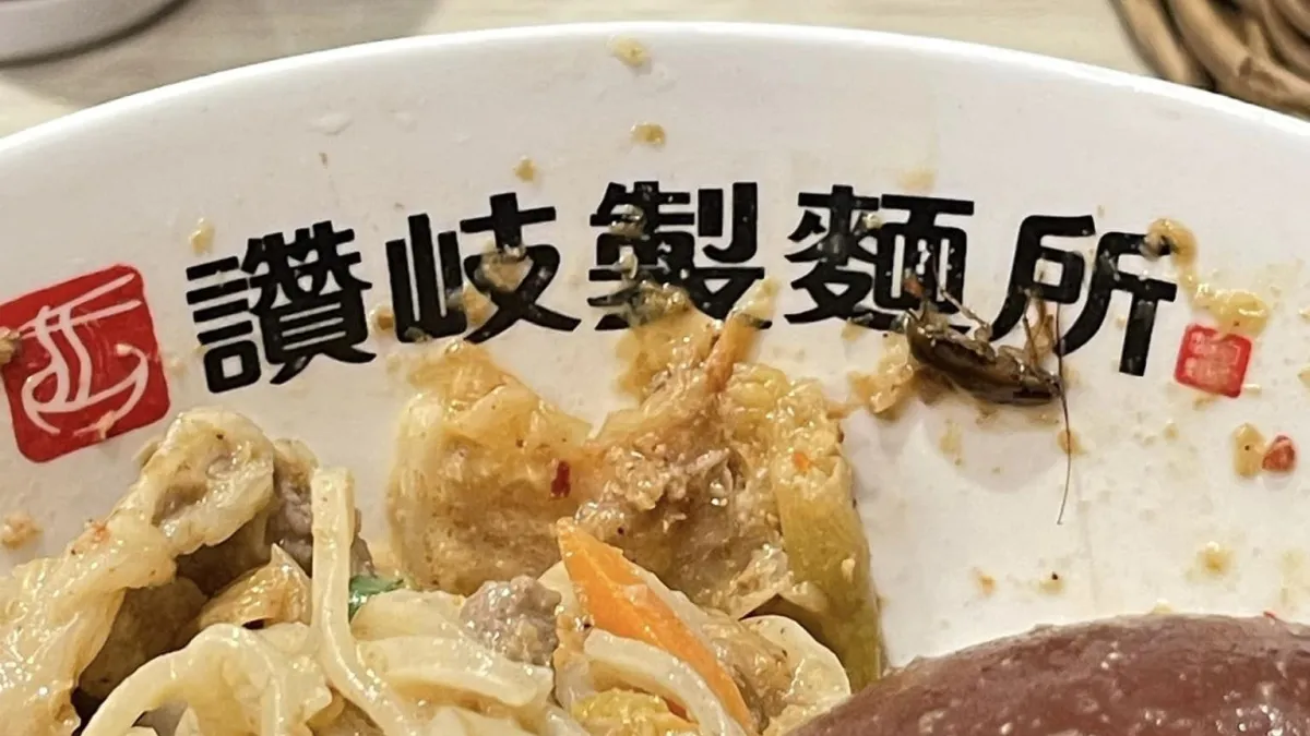 原PO拉麵出現一隻蟑螂!(圖/翻攝自FB/爆廢公社)
