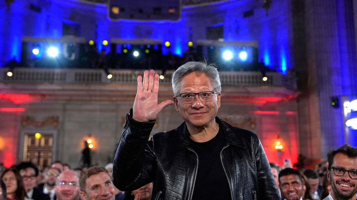 黃仁勳不讓世界「沒AI就BI」!專家揭輝達正在救傳產:台灣其實9成產業在衰退