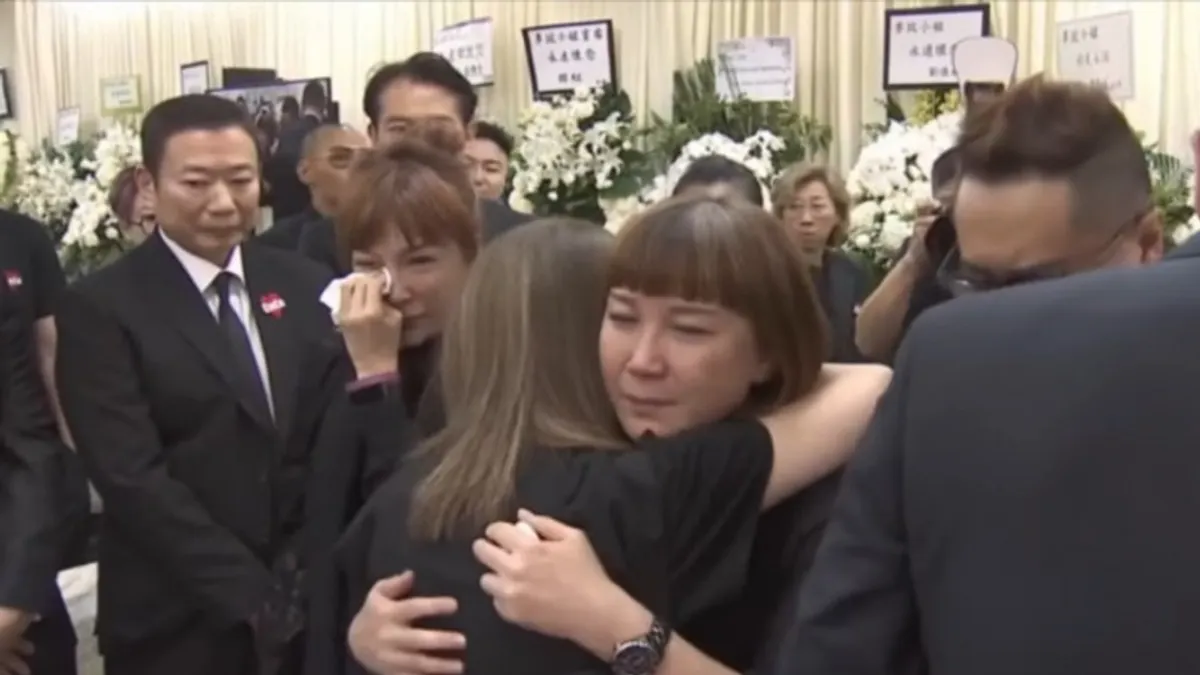 李玟的大姊、二姊在現場情緒崩潰。(圖/翻攝自YouTube) 李玟的大姊、二姊在現場情緒崩潰。(圖/翻攝自YouTube)