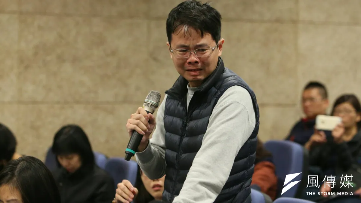 行政院長林全15日至第二殯儀館向罹難者上香、慰問家屬,面對情緒激動的家屬詢問「司機為什麼沒有勞健保?」林全神情凝重表示:「我知道,我們會再了解」。(陳明仁攝)