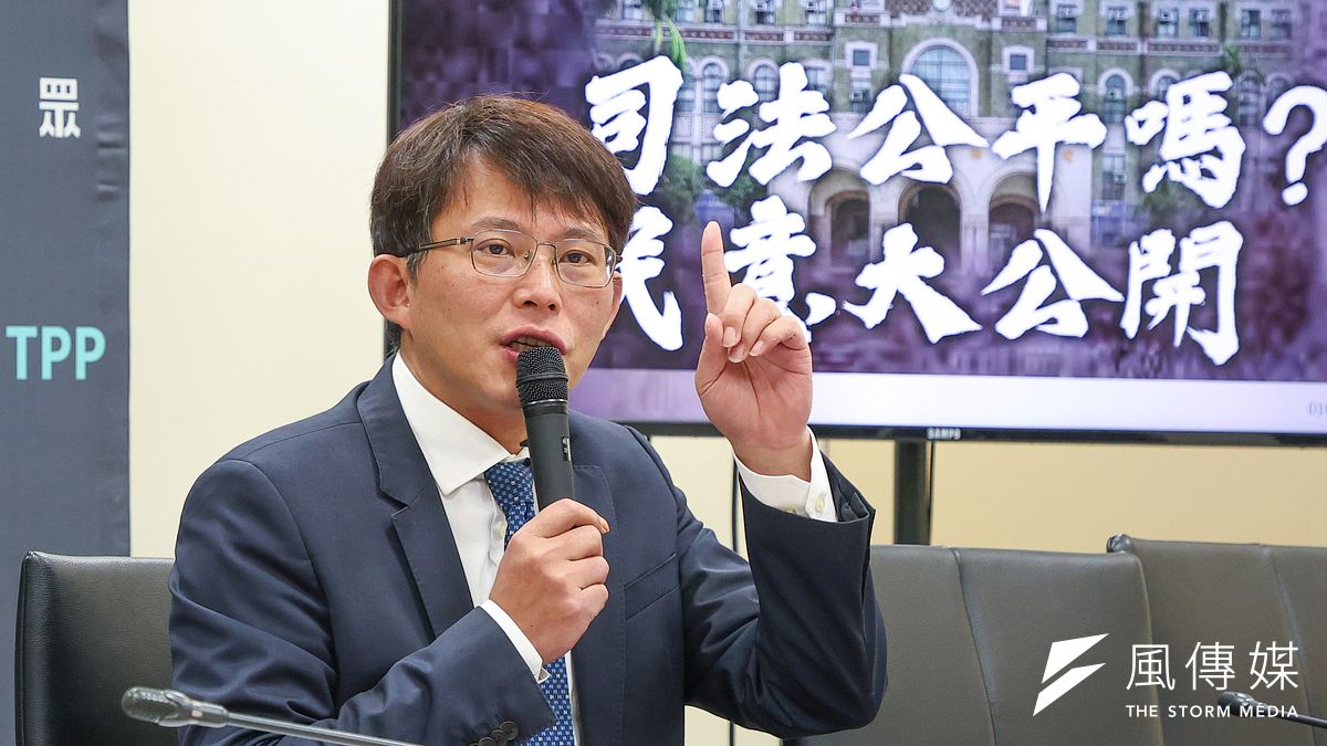 民眾黨總召黃國昌9日在記者會中質疑法務部長「軟趴趴」。(資料照,顏麟宇攝) 民眾黨總召黃國昌9日在記者會中質疑法務部長「軟趴趴」。(資料照,顏麟宇攝)