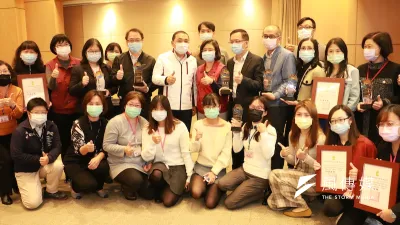 新北榮獲8項大獎,淡水區公所以「淡水濃情 健康永續」榮獲「卓越獎」最高殊榮,市長侯友宜與獲獎單位合影。(圖/李梅瑛攝)