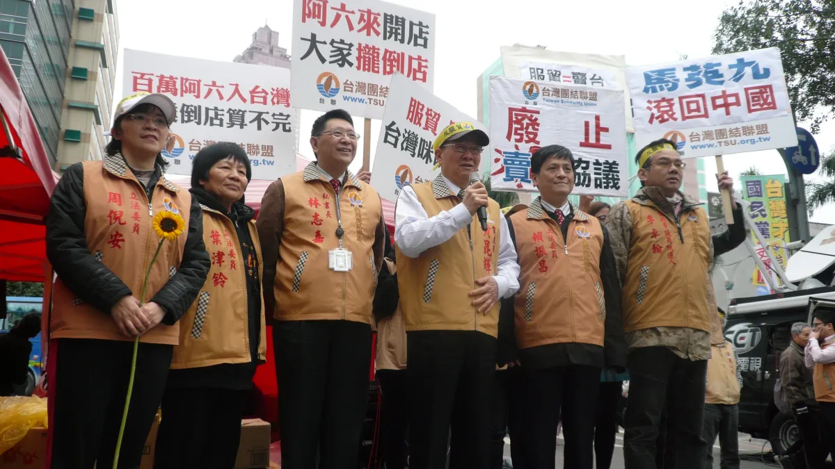 時任台聯黨主席黃昆輝率全黨幹部在青島東路演講反服貿。(圖/台聯黨提供)