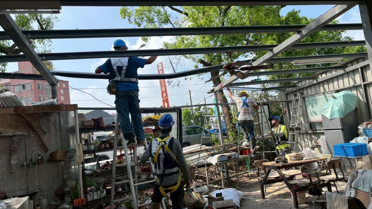 災難,原應是人民最需要國家支持、最該展現團結與效率的時刻;然而,在民主政治的運作下,災難卻經常變成政客爭相表演的舞台。圖為水利署協助災民復建。示意圖,與新聞個案無關。(資料照,水利署提供)