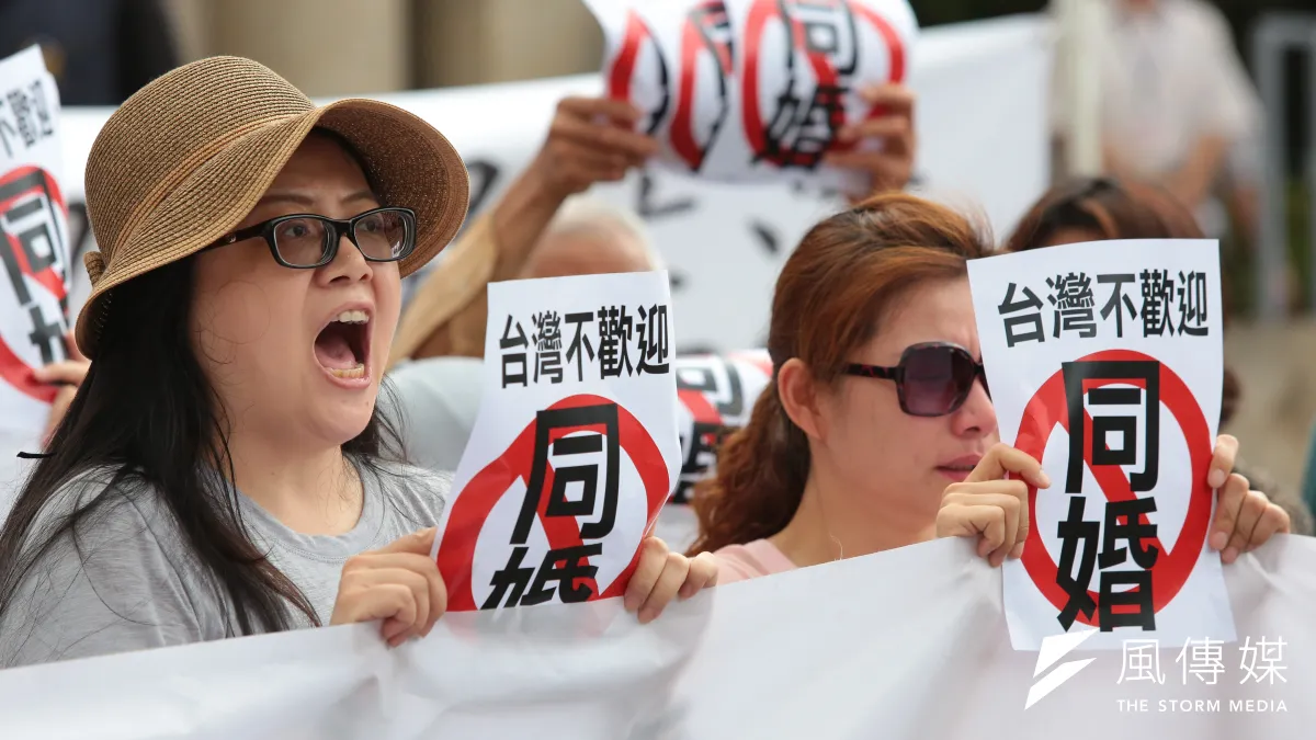 由於反同團體不斷透過各種管道對教育部、衛福部等部會施加壓力,為避免激化對立,行政院擬定未來如教育部性平教育委員會中,將邀反同代表擔任委員。圖為反同團體日前於司法院外抗議大法官釋憲。(資料照,顏麟宇攝)
