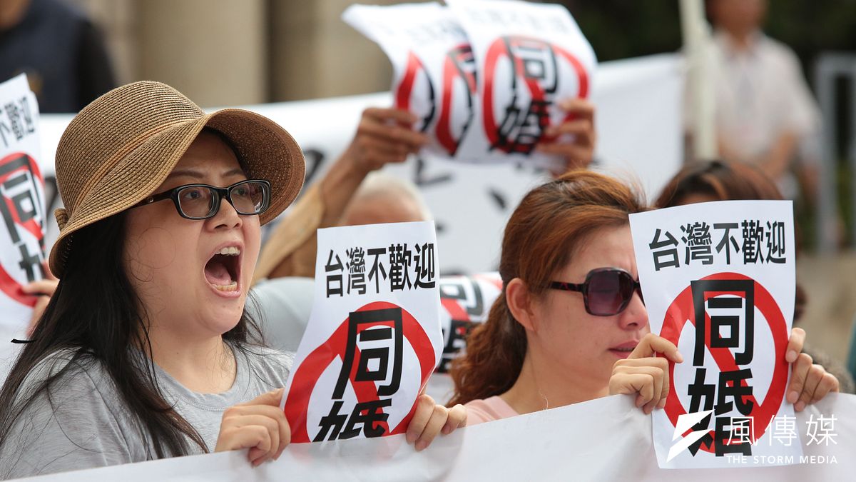由於反同團體不斷透過各種管道對教育部、衛福部等部會施加壓力,為避免激化對立,行政院擬定未來如教育部性平教育委員會中,將邀反同代表擔任委員。圖為反同團體日前於司法院外抗議大法官釋憲。(資料照,顏麟宇攝) 由於反同團體不斷透過各種管道對教育部、衛福部等部會施加壓力,為避免激化對立,行政院擬定未來如教育部性平教育委員會中,將邀反同代表擔任委員。圖為反同團體日前於司法院外抗議大法官釋憲。(資料照,顏麟宇攝)