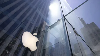 蘋果在去年第4季售出約7990萬支iPhone,較前一年同期增加15%,一舉超越韓國三星,成為全球最大智慧手機製造商,為2016年第4季以來首見。(美聯社)