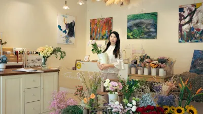 小金鈴花藝將展出多幅由台南著名黑手藝術家李赫本創作的油畫作品,讓藝術與花藝的生活完美結合。(圖/小金鈴花藝)
