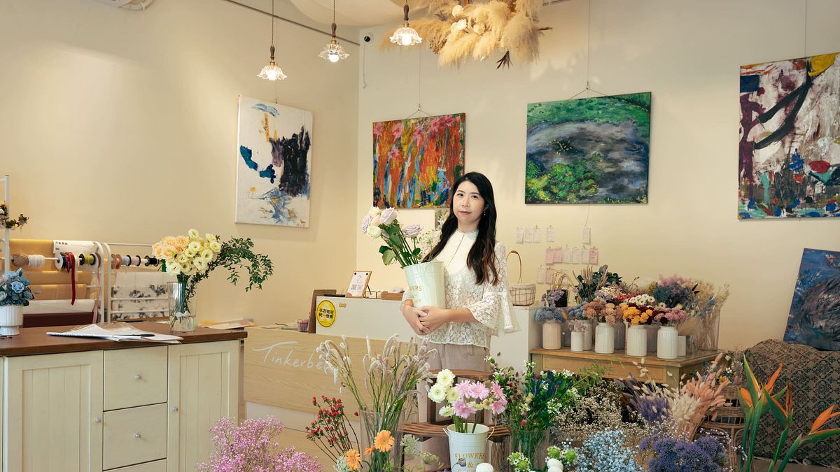 小金鈴花藝將展出多幅由台南著名黑手藝術家李赫本創作的油畫作品,讓藝術與花藝的生活完美結合。(圖/小金鈴花藝) 小金鈴花藝將展出多幅由台南著名黑手藝術家李赫本創作的油畫作品,讓藝術與花藝的生活完美結合。(圖/小金鈴花藝)