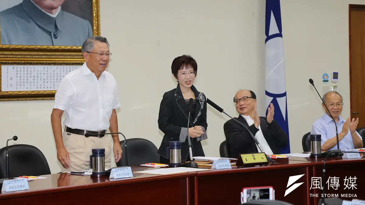 前總統府資政、前衛生署長詹啟賢(左)在國民黨主席洪秀柱(左二)力邀下,確定接任國民黨第一副主席。(羅暐智攝)