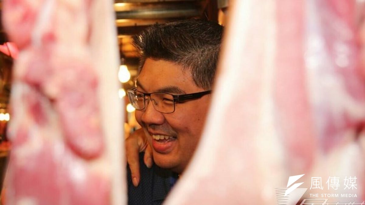 連勝文上午參與木柵竹筍節活動,滿臉笑意的與在地攤商一一高興的握手問好,凍蒜聲不斷。(吳逸驊攝) 連勝文上午參與木柵竹筍節活動,滿臉笑意的與在地攤商一一高興的握手問好,凍蒜聲不斷。(吳逸驊攝)