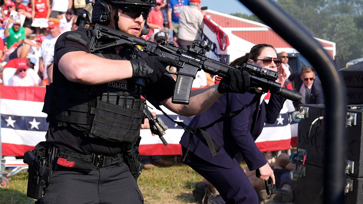 2024年7月13日,川普在賓州巴特勒市的競選造勢活動遭遇槍擊後,特勤局幹員隨即持槍警戒。(美聯社) 2024年7月13日,川普在賓州巴特勒市的競選造勢活動遭遇槍擊後,特勤局幹員隨即持槍警戒。(美聯社)