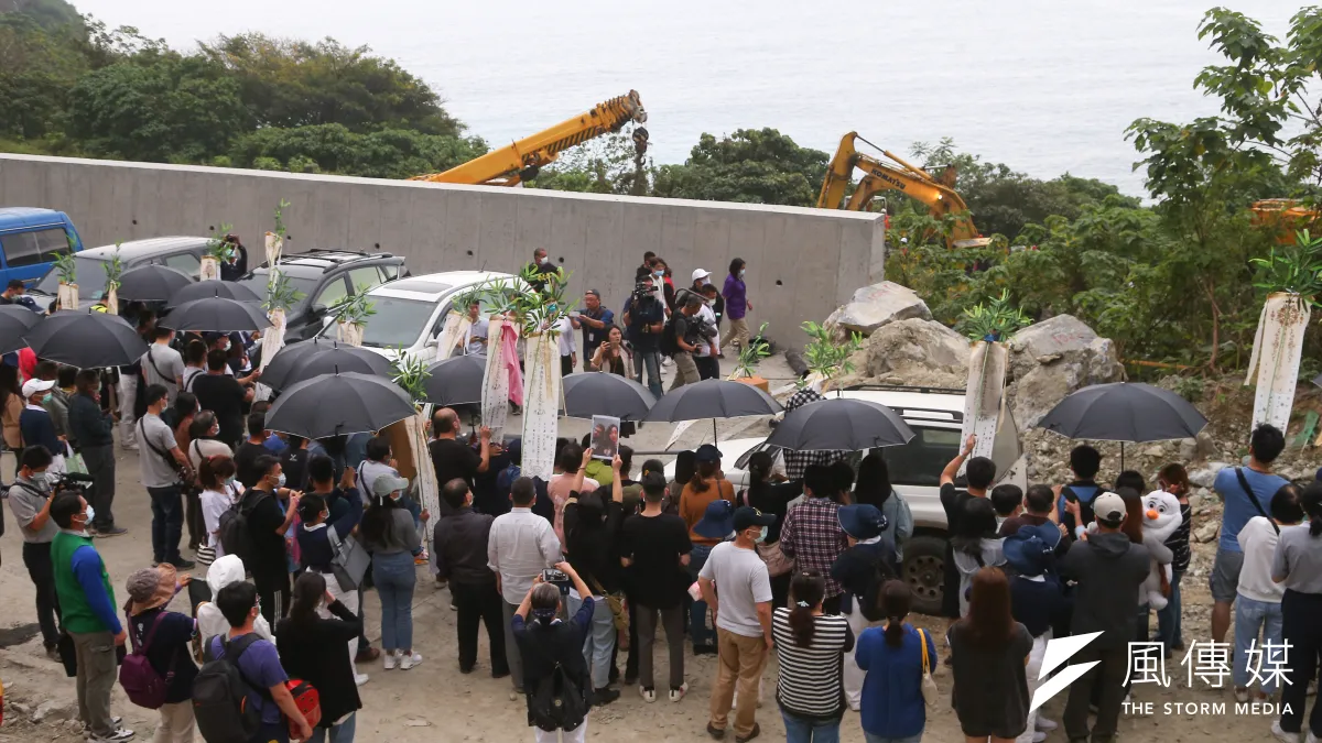 台鐵太魯閣號列車事故,罹難者家屬至事故現場招魂。(顏麟宇攝)
