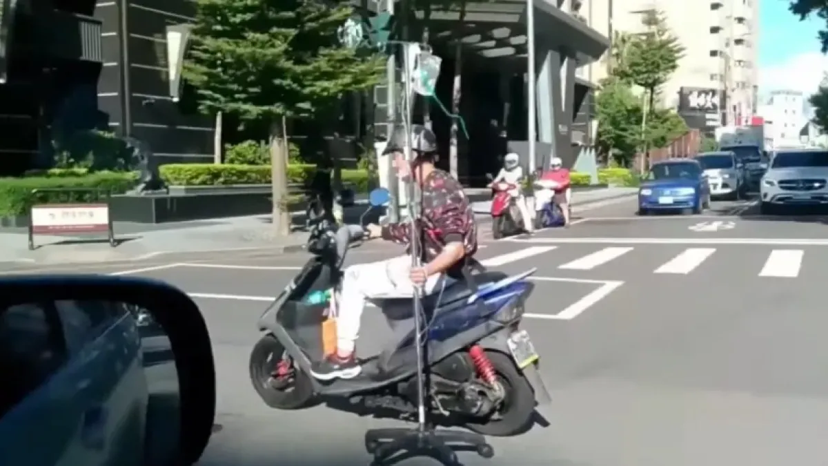 台中一名機車騎士竟吊著點滴騎車。(圖/翻攝自爆廢公社)