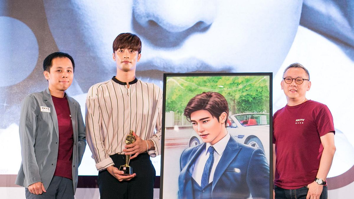 KKV總裁蔡怡仁先生(圖左)與KKV CBO 楊志光先生(圖右)致贈 「台版總裁海報」,感謝成勛專程來台為KKTV祝福!(圖/KKTV提供) KKV總裁蔡怡仁先生(圖左)與KKV CBO 楊志光先生(圖右)致贈 「台版總裁海報」,感謝成勛專程來台為KKTV祝福!(圖/KKTV提供)