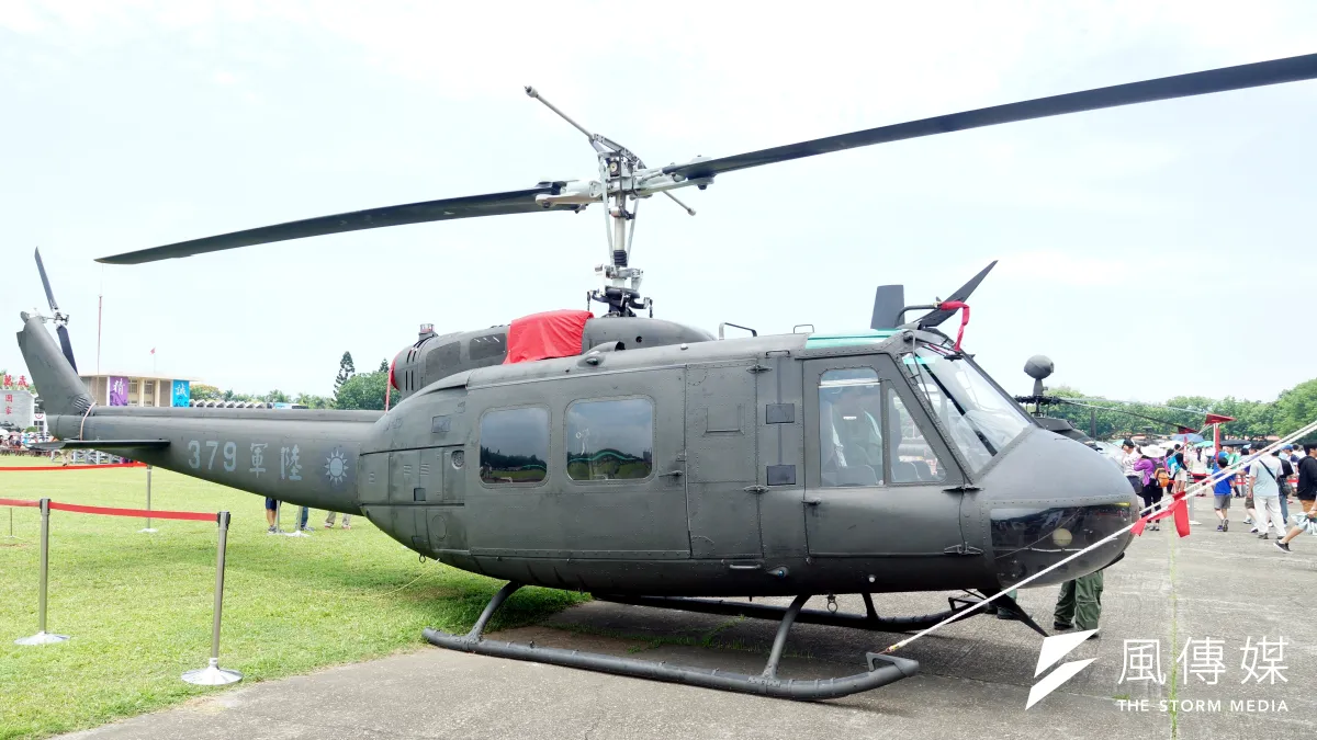在台服役近半世紀的UH-1H日前在台中新社陸航602旅正式除役,有「空中計程車」稱號的老U,乘載多少機組員、國人的青春歲月,終走入歷史。(蘇仲泓攝)