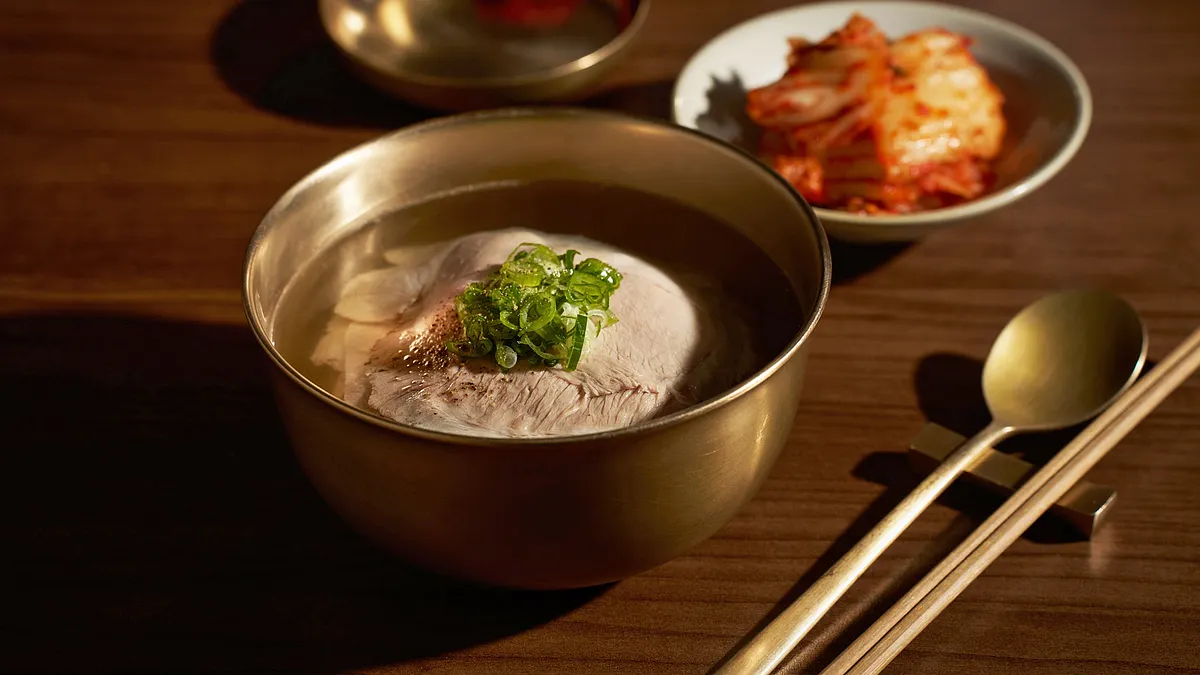 韓国・ソウル発のコムタンスープ専門店「オクドンシク」が、2025年8月上旬に東京都新宿区大久保で日本初上陸を果たす。(写真/オクドンシクPR事務局提供)