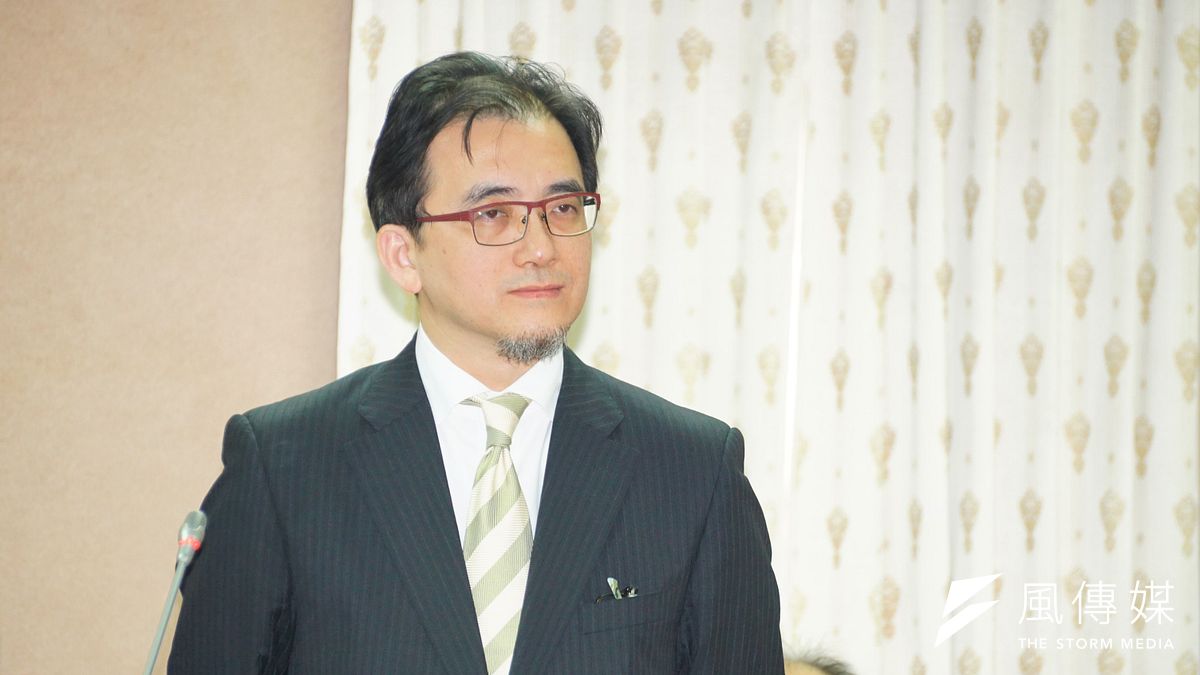 總統府代理副秘書長劉建忻1日因預算審查赴立法院備詢,多位立委都詢問到他是否會真除,成為新任秘書長,不過劉建忻回答「相信那個人不是我」。(盧逸峰攝) 總統府代理副秘書長劉建忻1日因預算審查赴立法院備詢,多位立委都詢問到他是否會真除,成為新任秘書長,不過劉建忻回答「相信那個人不是我」。(盧逸峰攝)