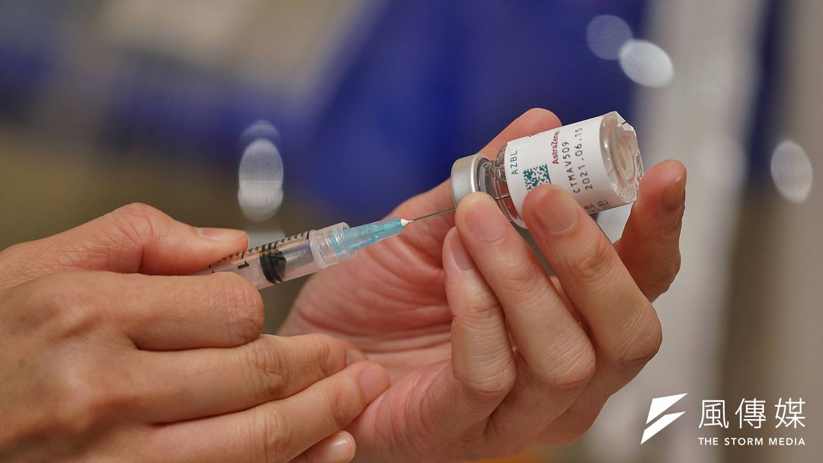 作者認為,AZ疫苗乏人問津民眾施打卻要自費,並不合理。(資料照,盧逸峰攝) 作者認為,AZ疫苗乏人問津民眾施打卻要自費,並不合理。(資料照,盧逸峰攝)