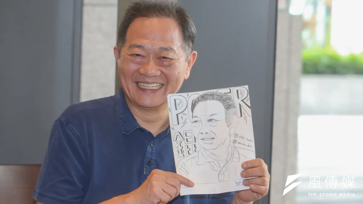 台大教授李錫錕專訪,談論柯文哲三大最具爭議的市政議題「大巨蛋案」、「取消重陽敬老禮金」,以及柯附和對岸的「兩岸一家親」。圖為學生致贈的畫相。(陳明仁攝)