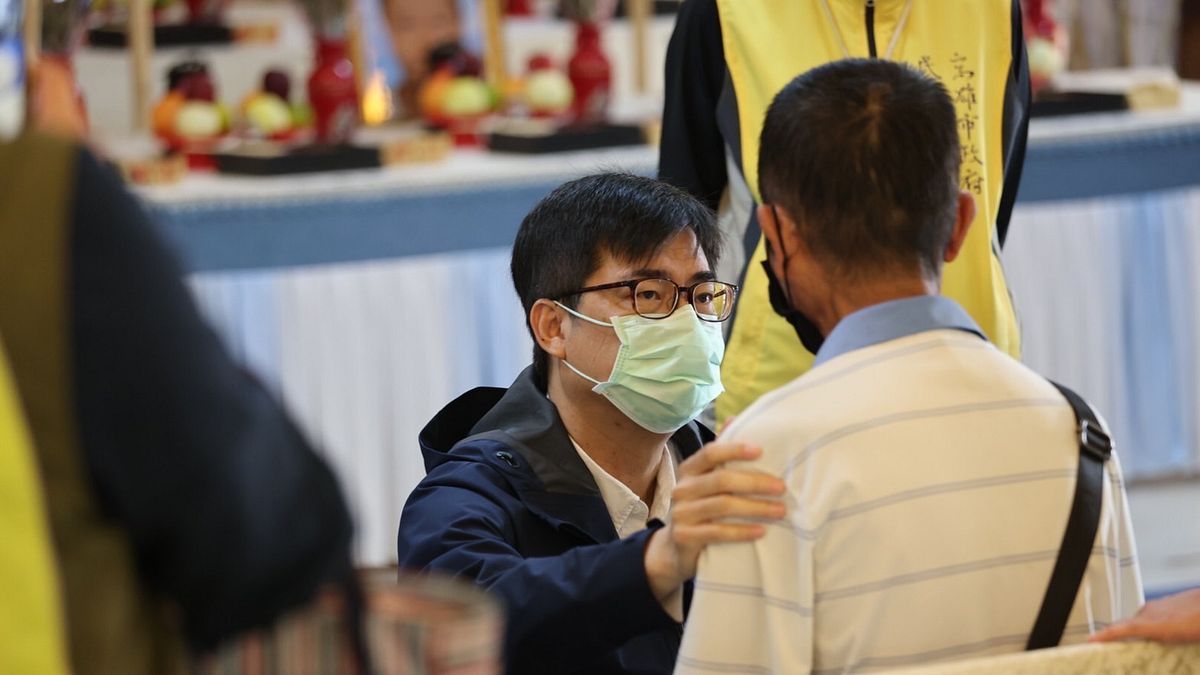 高雄市長陳其邁(左)至靈堂慰問城中城大火罹難者家屬。(高雄市政府提供) 高雄市長陳其邁(左)至靈堂慰問城中城大火罹難者家屬。(高雄市政府提供)