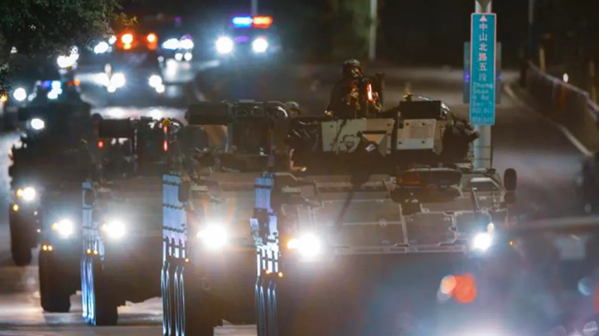 30機砲戰鬥車於夜間駛過台北市區,場面震撼。(取自軍聞社)